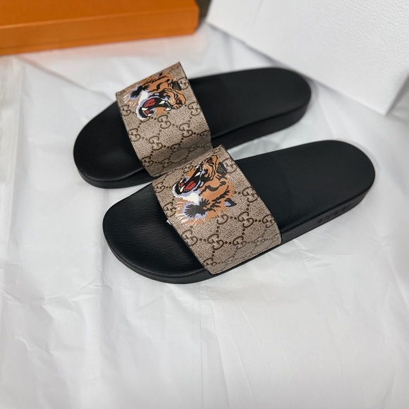 GUCCI Slides - Picture 2 of 3